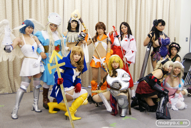 Illustration for article titled Queen's Blade Cosplayers Look Like This